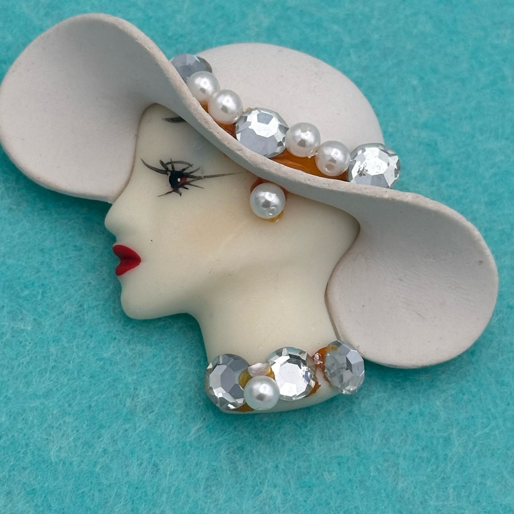 Vintage elegant lady's head brooch - Picture 3 of 6